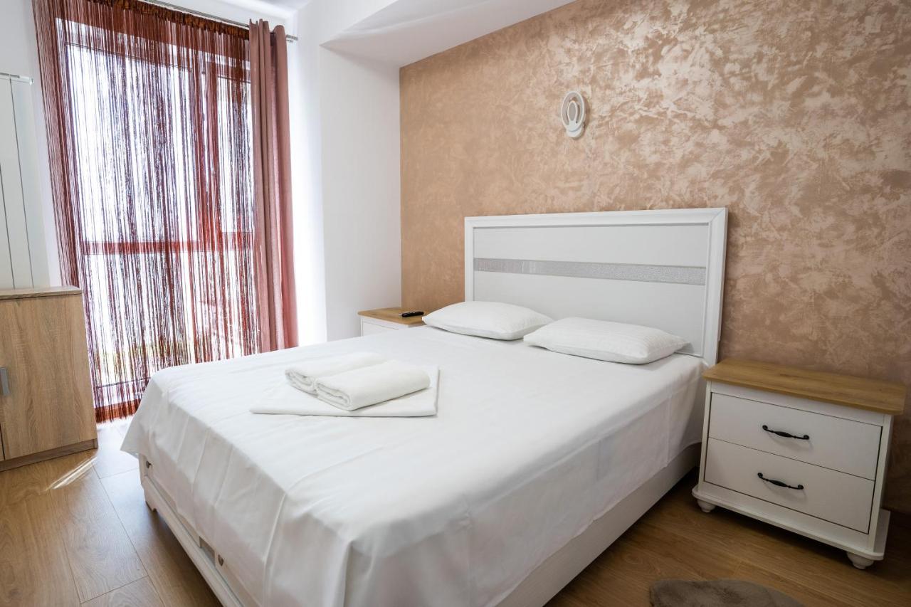 Velier Deluxe Mamaia