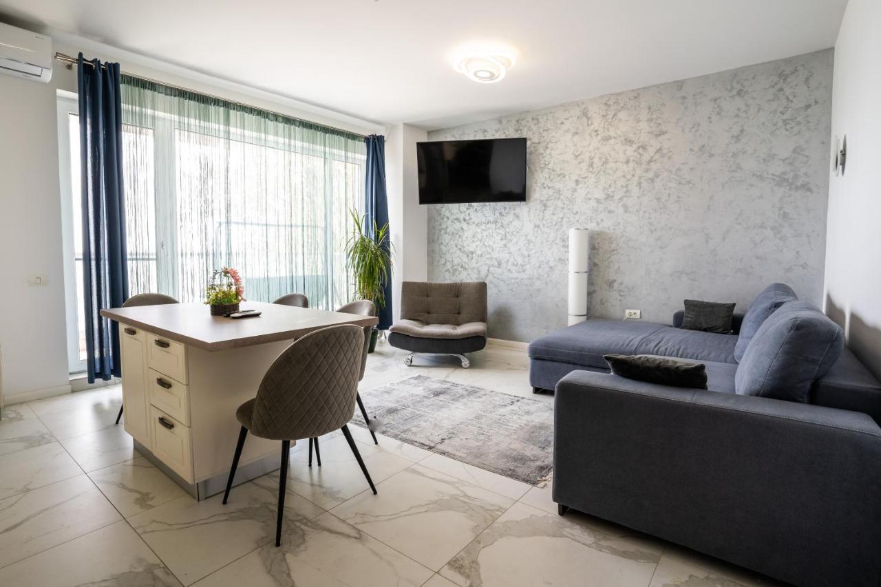 Velier Deluxe Mamaia
